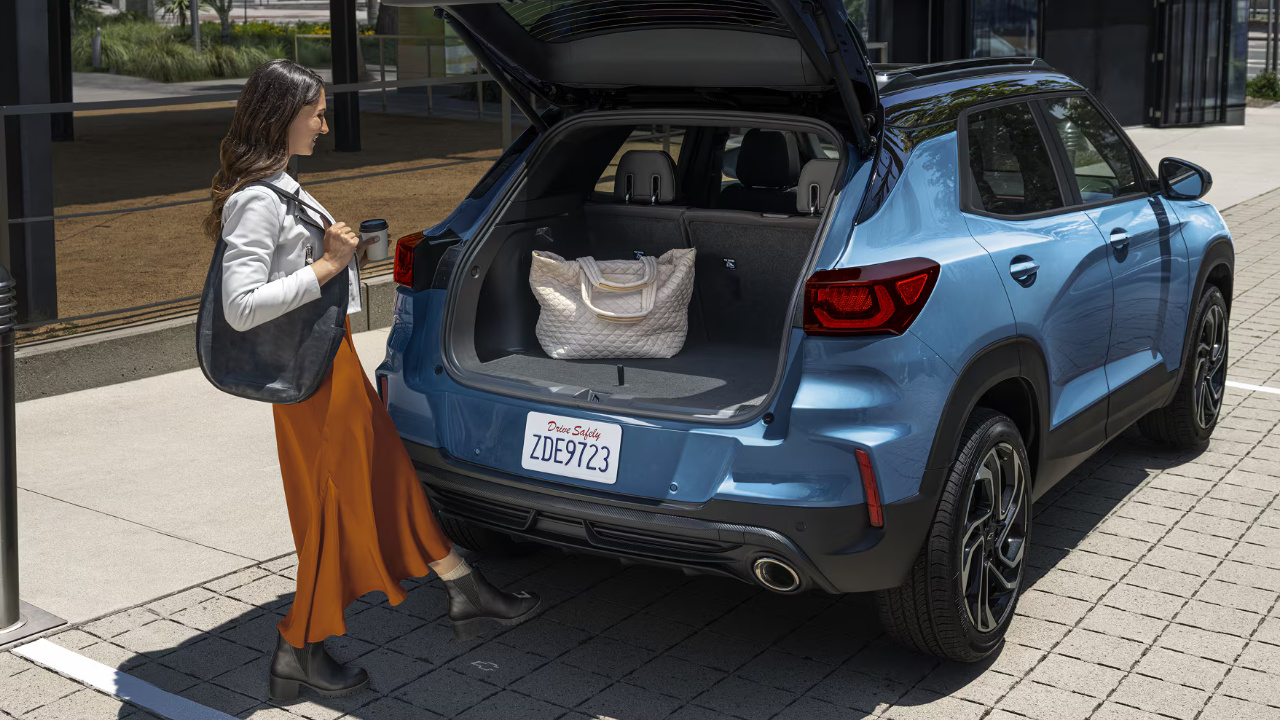 vue latérale arrière d'un Chevrolet Trailblazer 2026 avec le coffre arrière ouvert