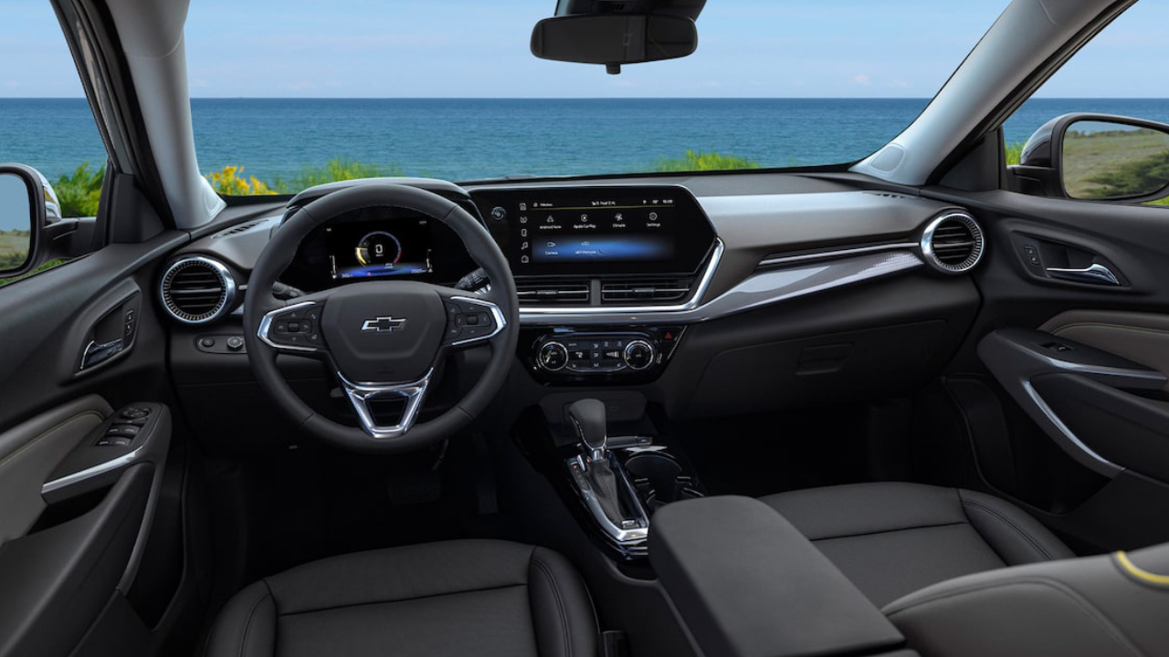vue de l'habitacle et du tableau de bord d'un Chevrolet Trax 2026